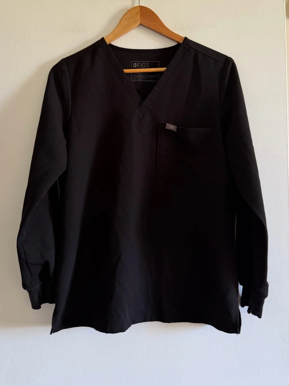 FIGS Technical Collection Black Women’s V-Neck Long Sleeve Classic Scrubs Top - Picture 1 of 6